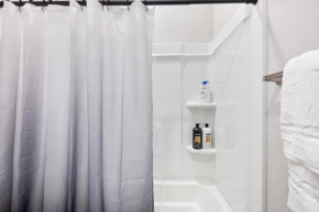 Spacious Two Bedroom Two Bathroom with Free Parking and Cozy Beds